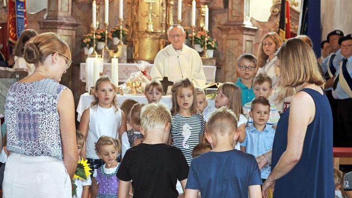 Im vollbesetzten Gotteshaus in Neufang wurde Pater Poddebniak feierlich verabschiedet. Dabei spielten auch die Kinder eine wesentliche Rolle.  Foto: Michael Wunder