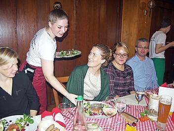 Der erste Gang wird serviert. Fotos: Heike Schülein