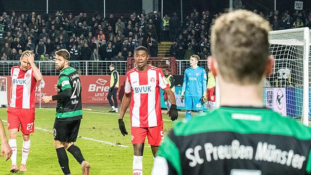 Leroy Kwadwo (M) von den Würzburger Kickers während des Spiels Preußen Münster  - Würzburger Kickers. Mit einer bemerkenswerten Aktion und lautstarken «Nazis raus»-Rufen haben Fans des Bundesliga-Gründungsmitglieds Preußen Münster auf einen Rassismusvorfall reagiert. Foto: Carsten Pöhler/dpa