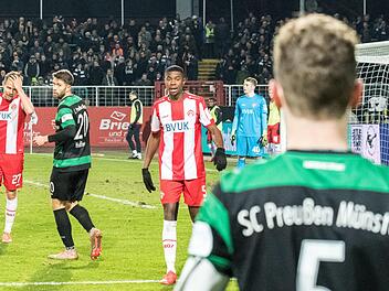 Leroy Kwadwo (M) von den Würzburger Kickers während des Spiels Preußen Münster  - Würzburger Kickers. Mit einer bemerkenswerten Aktion und lautstarken «Nazis raus»-Rufen haben Fans des Bundesliga-Gründungsmitglieds Preußen Münster auf einen Rassismusvorfall reagiert. Foto: Carsten Pöhler/dpa