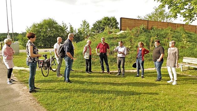 Die Mitglieder des Bauausschusses diskutierten darüber, ob der Erdwall an der Weppersdorfer Straße auf der gesamten Länge durch eine Konstruktion wie im Hintergrund erhöht werden soll. Foto: Britta Schnake