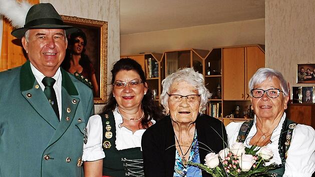 Erster Sch&uuml;tzenmeister Erwin Kalb, Damenleiterin Michaela Brandmeier (von links) und Ehrenmitglied Elke J&auml;kel (rechts) von der Scharfsch&uuml;tzengesellschaft Lichtenfels gratulierten Ruth M&uuml;ller zum 102. Geburtstag.