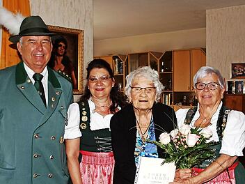 Erster Schützenmeister Erwin Kalb, Damenleiterin Michaela Brandmeier (von links) und Ehrenmitglied Elke Jäkel (rechts) von der Scharfschützengesellschaft Lichtenfels gratulierten Ruth Müller zum 102. Geburtstag.