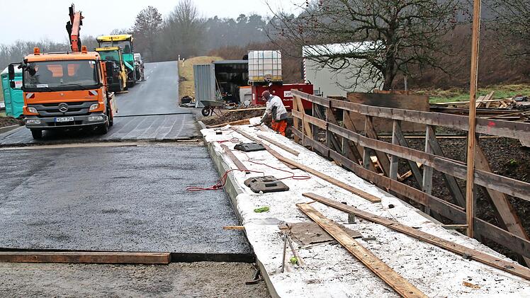 Das Brückenbauwerk zwischen Oberthulba und Schlimpfhof wird demnächst fertiggestellt sein. Damit werde die Straßensperre noch vor Weihnachten aufgelöst. Um die Arbeiten an der Brücke kümmert sich die Firma Stolz.