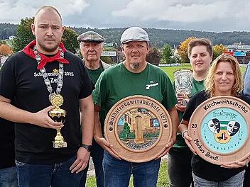 Klaus Meyer, Sven Zeilinger, Ehrenvorsitzender Günter Link, Oliver Piel, Corinna Brandt, Tanja Meyer und Ehrenmitglied Adolf Wedel (v. l.).