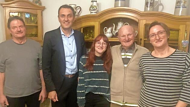 Gratulation an Ernst Roth durch B&uuml;rgermeister J&ouml;rg Neubauer (2.v.l.).