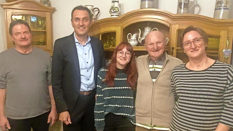 Gratulation an Ernst Roth durch B&uuml;rgermeister J&ouml;rg Neubauer (2.v.l.).