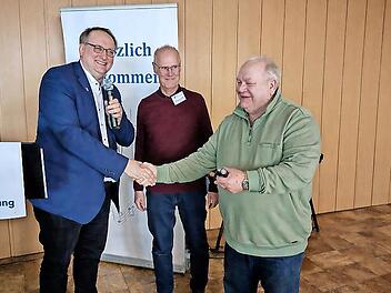 Verabschiedung des Kassenpr&uuml;fers Stefan Istvan (rechts) von Carsten Ahlers (links) und Norbert Schmitt.
