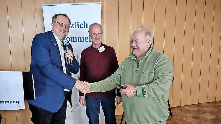 Verabschiedung des Kassenpr&uuml;fers Stefan Istvan (rechts) von Carsten Ahlers (links) und Norbert Schmitt.