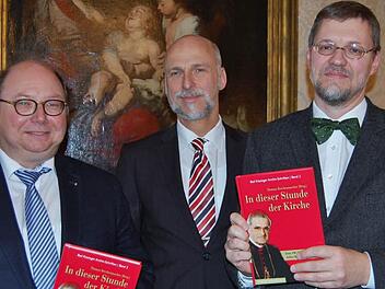 Die beiden Herausgeber Peter Weidisch (links) und Thomas Brechenmacher (rechts) mit Oberbürgermeister Kay Blankenburg Foto: Sigismund von Dobschütz