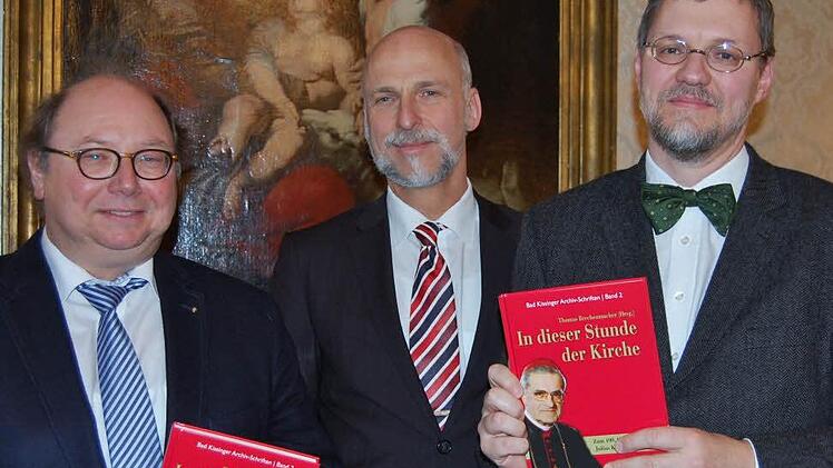 Die beiden Herausgeber Peter Weidisch (links) und Thomas Brechenmacher (rechts) mit Oberbürgermeister Kay Blankenburg Foto: Sigismund von Dobschütz