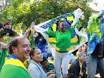 Bei der Fußball-WM vor vier Jahren fieberte Nini Beyersdorf noch bei jedem Spiel "ihrer" Brasilianer beim Public Viewing mit. Doch die jetzigen Titelkämpfe in ihrem Heimatland sieht sie sehr kritisch. Foto: Archiv/Jochen Berger