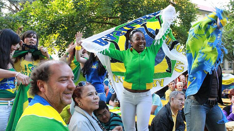 Bei der Fußball-WM vor vier Jahren fieberte Nini Beyersdorf noch bei jedem Spiel "ihrer" Brasilianer beim Public Viewing mit. Doch die jetzigen Titelkämpfe in ihrem Heimatland sieht sie sehr kritisch. Foto: Archiv/Jochen Berger