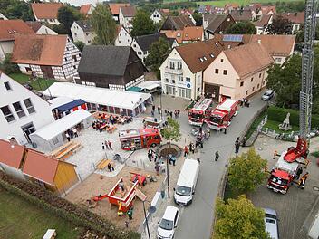 Die große Feuerwehrschau der umliegenden Wehren schloss das Fest ab. Foto: fra-press