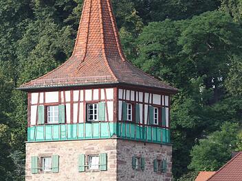 Der Rote Turm wird auf Vordermann gebracht. Vor allem das Fachwerkgeschoss muss dringend saniert werden. Bisher verhindert ein grünes Sicherungsnetz, dass rausgebrochene Putzteile runterfallen. Foto: Katrin Geyer
