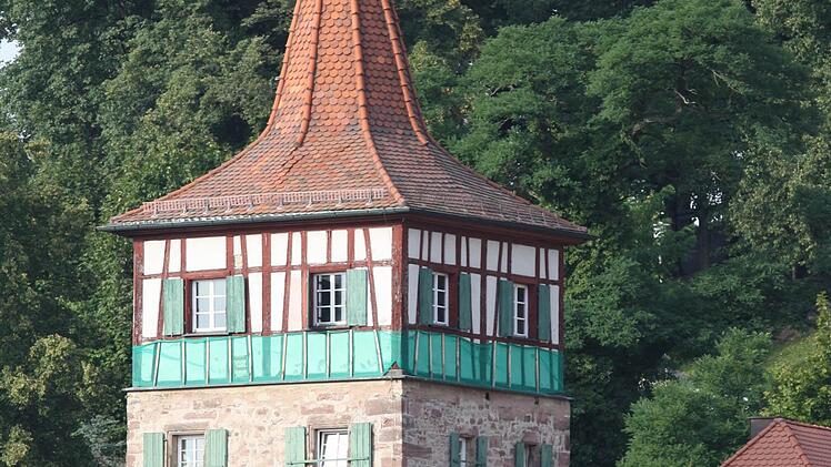 Der Rote Turm wird auf Vordermann gebracht. Vor allem das Fachwerkgeschoss muss dringend saniert werden. Bisher verhindert ein grünes Sicherungsnetz, dass rausgebrochene Putzteile runterfallen. Foto: Katrin Geyer