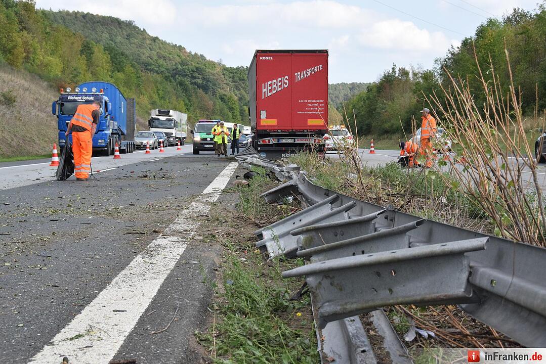 Reifenplatzer: Lkw walzt auf A70 Leitplanken nieder