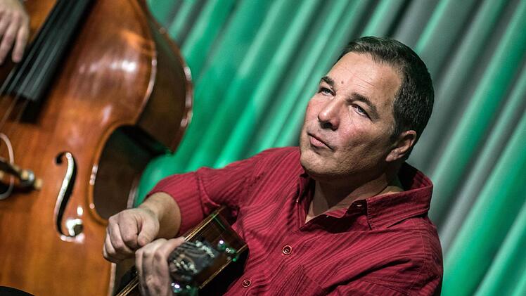 Beeindruckendes Gastspiel: Martin Spitzer bei "Leise am Markt" in Coburg. Foto: Jochen Berger