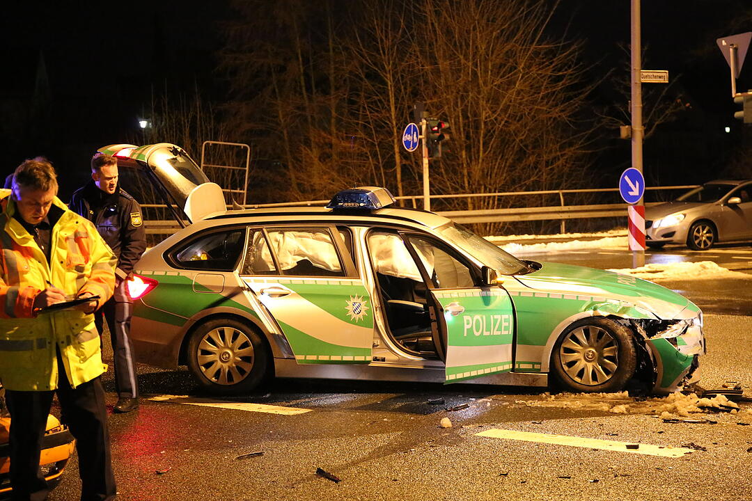 Frontalzusammenstoß mit einem Polizeiwagen in Hof