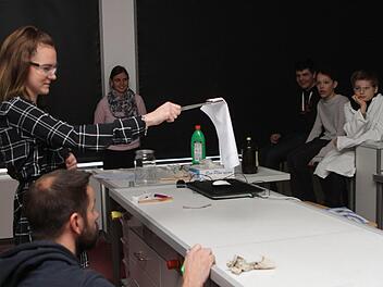 Als äußerst interessant empfanden die Schüler Versuchsreihen im Chemieraum wie hier das Verbrennen eines Zeugnisses.Günther Geiling