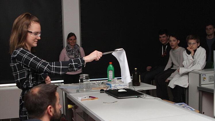 Als äußerst interessant empfanden die Schüler Versuchsreihen im Chemieraum wie hier das Verbrennen eines Zeugnisses.Günther Geiling