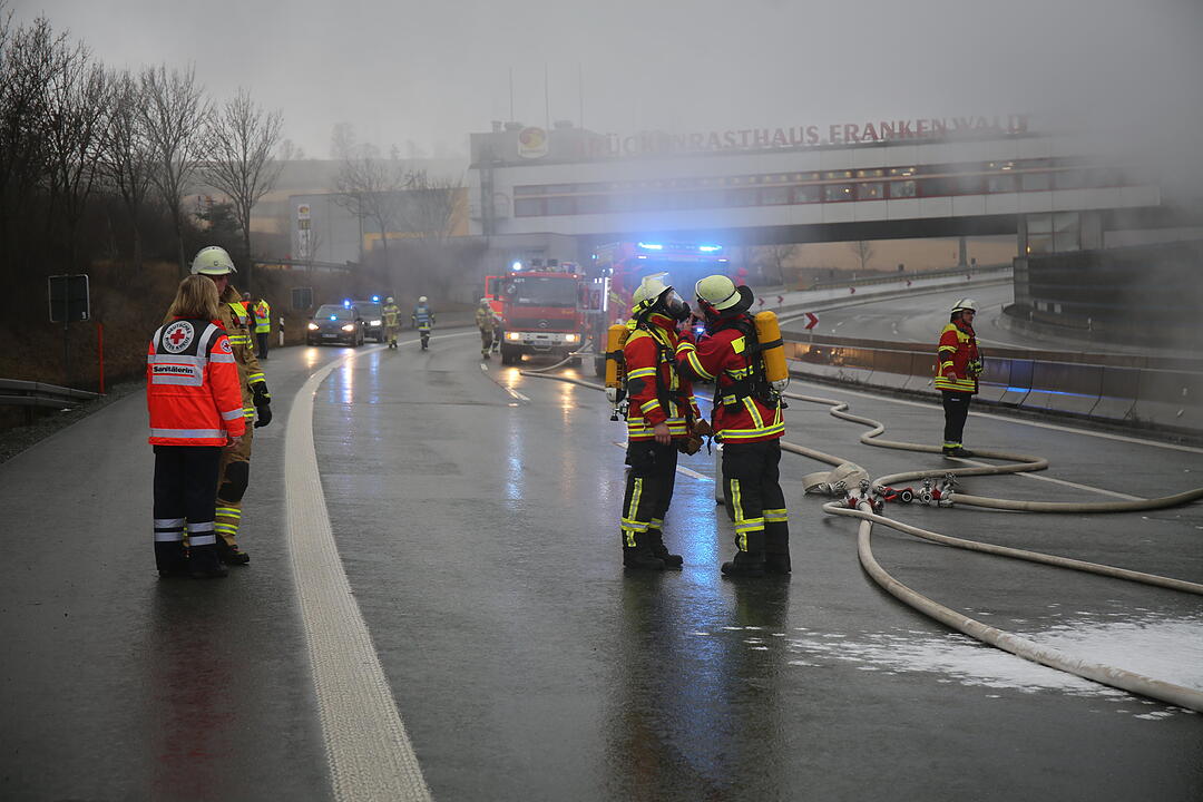 Nach Kollision mit Leitplanke: Lastwagen geht auf A9 in Flammen auf