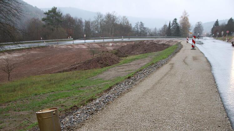 In der Kurve nach Eckarts bewegten die Bauarbeiter viel Erde. Foto: Ulrike Müller