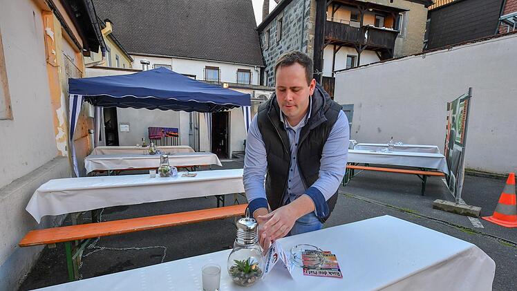 Tobias Raab bereitet die Tische im Innenhof vor. Ronald Rinklef