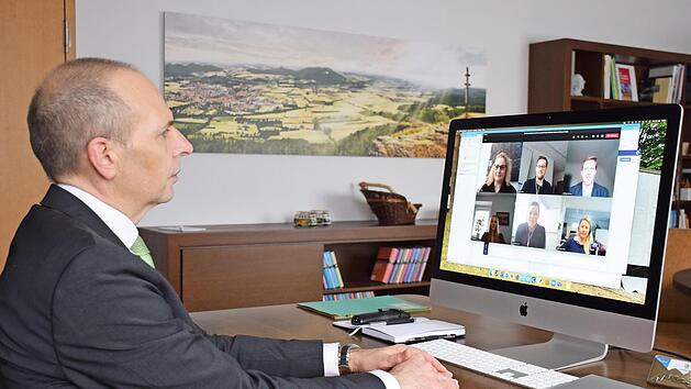 Der Landkreis Lichtenfels hat BFS Baur Fulfillment mit der Impfhotline beauftragt. Die Mitarbeiter des Customer-Service-Spezialisten beantworten nun alle Anrufe f&uuml;r das Impfzentrum Lichtenfels. Bei einer Videokonferenz informierte sich Landrat Christian Mei&szlig;ner bei BFS-Gesch&auml;ftsf&uuml;hrer Andreas du Plessis und seinem Team &uuml;ber die ersten Erfahrungen.