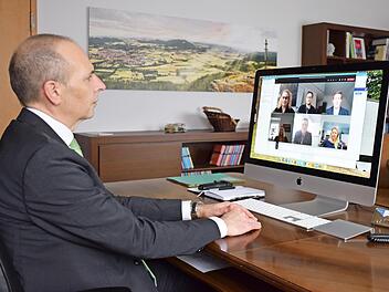 Der Landkreis Lichtenfels hat BFS Baur Fulfillment mit der Impfhotline beauftragt. Die Mitarbeiter des Customer-Service-Spezialisten beantworten nun alle Anrufe für das Impfzentrum Lichtenfels. Bei einer Videokonferenz informierte sich Landrat Christian Meißner bei BFS-Geschäftsführer Andreas du Plessis und seinem Team über die ersten Erfahrungen.