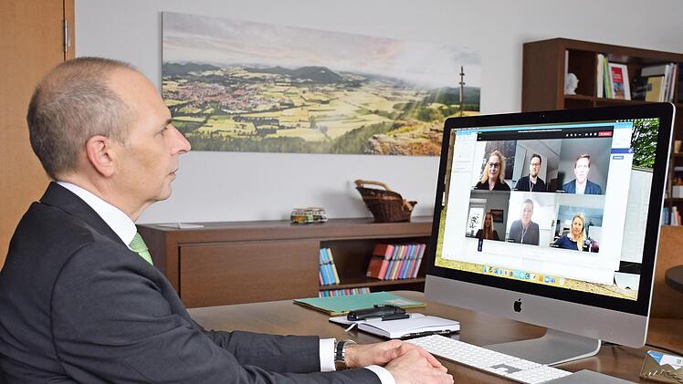 Der Landkreis Lichtenfels hat BFS Baur Fulfillment mit der Impfhotline beauftragt. Die Mitarbeiter des Customer-Service-Spezialisten beantworten nun alle Anrufe für das Impfzentrum Lichtenfels. Bei einer Videokonferenz informierte sich Landrat Christian Meißner bei BFS-Geschäftsführer Andreas du Plessis und seinem Team über die ersten Erfahrungen.