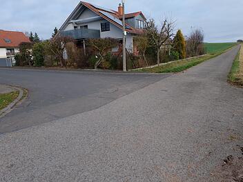 Problematisch für Anpflanzungen ist es am Radweg Thundorf-Rothhausen aufgrund der geringen Straßenbreite und fehlender Flächen. Foto: Philipp Bauernschubert