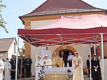 Erzbischof Ludwig Schick feierte mit den Melkendorfern das 100-jährige Jubiläum ihrer Kirchenweihe. Mit ihm nahmen an der Feier teil: Pastoralreferent Günther Streit, Pfarrer i.R. Werner Wolf, Litzendorfs Pfarrer Marianus Schramm und die evangeli...