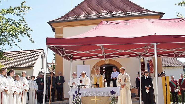 Erzbischof Ludwig Schick feierte mit den Melkendorfern das 100-jährige Jubiläum ihrer Kirchenweihe. Mit ihm nahmen an der Feier teil: Pastoralreferent Günther Streit, Pfarrer i.R. Werner Wolf, Litzendorfs Pfarrer Marianus Schramm und die evangeli...