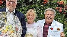 Bürgermeister Marc Benker und das Jubelbrautpaar Monika und Heinrich Hößl.