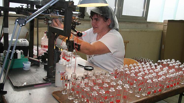 Auch das gibt es noch: Gabi Rosbach bedruckt Fläschchen per Hand - jede Farbe wird in einem eigenen Arbeitsgang aufgetragen.