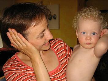 Nicolas möchte sich aufs Ohr hauen. Seine müde Mama, Janet Bauduin, würde das auch gern tun. Fotos: privat