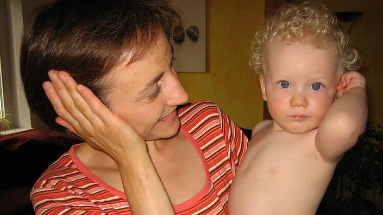 Nicolas möchte sich aufs Ohr hauen. Seine müde Mama, Janet Bauduin, würde das auch gern tun. Fotos: privat