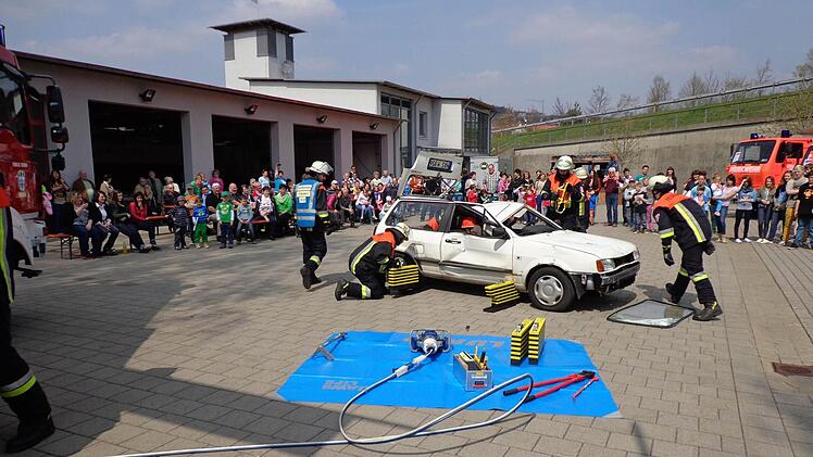 Am Beispiel einer technischen Hilfeleistung demonstrierte die Feuerwehr ihren ausgezeichneten Ausbildungsstand. Foto: may