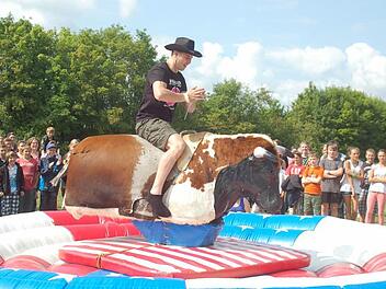 Dem Lehrer Kai Brückner gelingt es recht gut Balance auf den Bullen zu halten. Andere waren da nicht so geschickt bei dieser "Strafaktion". Foto: Gabi Arnold