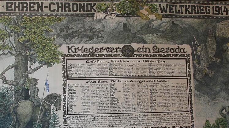 Diese Ehrenchronik hängt im Rathaus Geroda. Fotos: Ulrike Müller