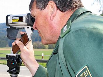 Georg Pabstmann misst die Geschwindigkeit der Verkehrsteilnehmer. Foto: Archiv