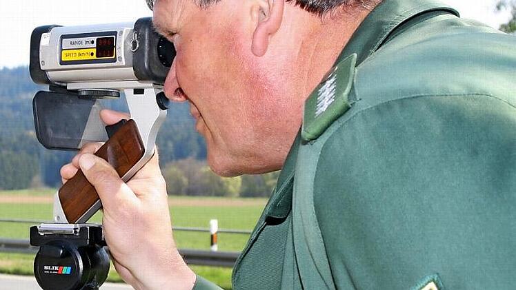 Georg Pabstmann misst die Geschwindigkeit der Verkehrsteilnehmer. Foto: Archiv