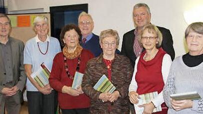 Die Geehrten mit Pfarrer Grosser (links) und Bürgermeister Jürgen Hennemann (Dritter von rechts).  Fotos: Ralf Kestel