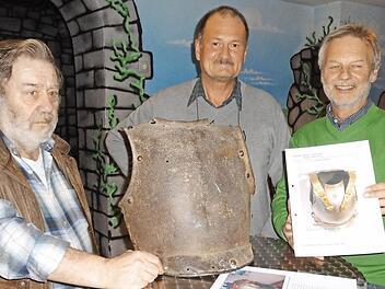 Zwölf Jahre alt waren Edwin Gehring (links) und Walter F. Bauer (rechts), als sie 1963 diesen eisernen Brustpanzer unterhalb des Freibades in Eltmann fanden. Günther Reiss schilderte dem Verein für Heimatgeschichte, was er über den Kürass herausgefunden hat.  Foto: Sabine Weinbeer