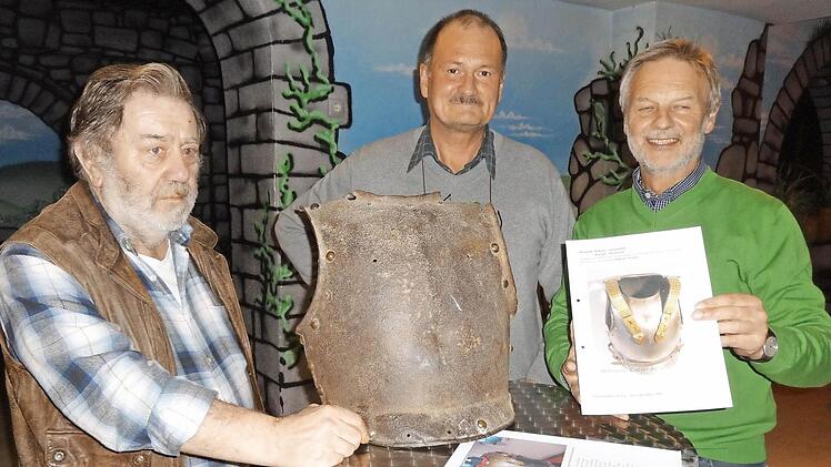 Zwölf Jahre alt waren Edwin Gehring (links) und Walter F. Bauer (rechts), als sie 1963 diesen eisernen Brustpanzer unterhalb des Freibades in Eltmann fanden. Günther Reiss schilderte dem Verein für Heimatgeschichte, was er über den Kürass herausgefunden hat.  Foto: Sabine Weinbeer