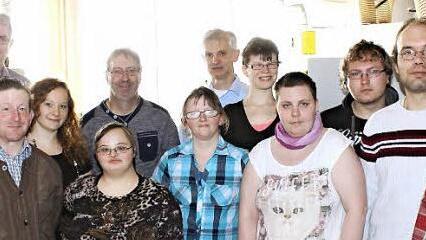 Die Absolventen der Berufsbildung der Augsfelder Lebenshilfe-Werkstatt erhielten ihre Abschlussurkunden (vorne, von links): Klaus Kollmer, Carina Pflaum, Denise Krause, Veronika Saal, Sarah Engel, Patrick Leidner, Enrico Buchholz und Marco Corona (es fehlen Benjamin Schunk und Angelika Bruch). Mit ihnen freuen sich (hinten, von links) der neue Werkstattleiter Harald Waldhäuser, Werkstattleiter Paul Diehm, die Bildungsbegleiter Eva Krüger und Roland Schwarzer sowie stellvertretender Werkstattl...
