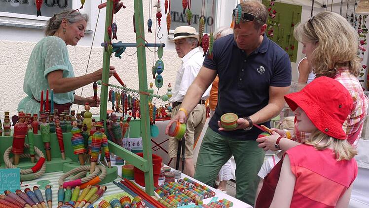 Viele Besucher waren zum Kunsthandwerkermarkt gekommen. Foto: Pauline Lindner