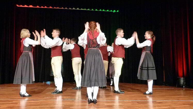 Die Volksstanzgruppe Landjugend Fechheim zeigte traditionelle Tänze. Foto: Lothar Weidner