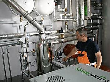 Nach dem Vorbild der Frankenwaldhalle Grafengehaig denkt der Markt Presseck über ein Blockheizkraftwerk in der Schule nach.  Foto: BR-Archiv
